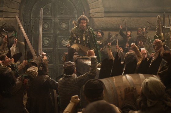 Da-Vincis-Demons-201-Pazzi-and-crowd-560x373.jpg